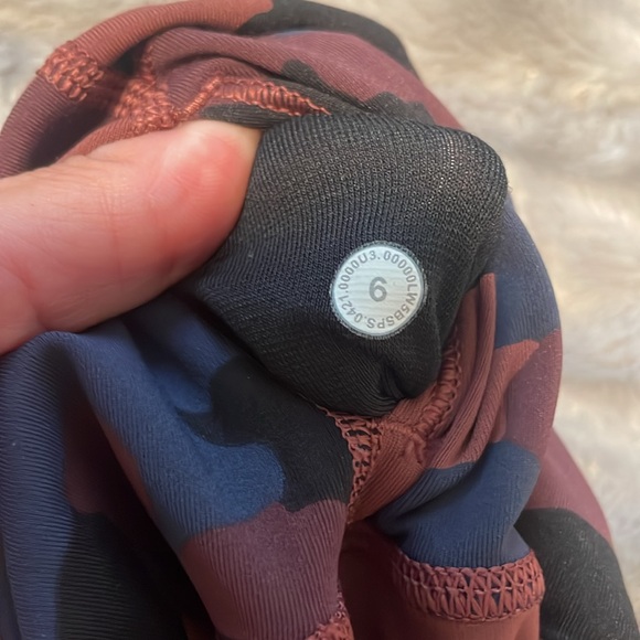 Lululemon Camo full length legging size 6  worn once - Picture 6 of 6